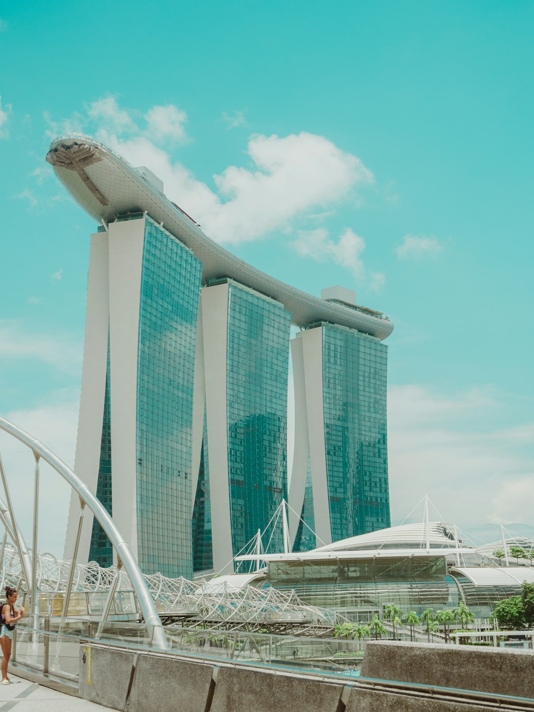 marina-bay-sands-against-a-bright-blue-sky-jzy6eypaqna